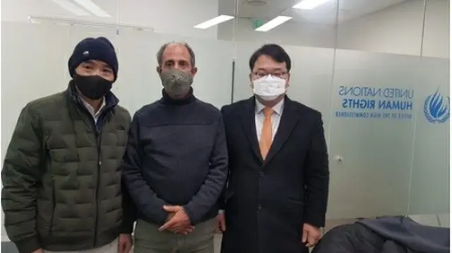 イ・レジンさん（左）とキンタナ氏（中央・資料写真）＝（聯合ニュース）