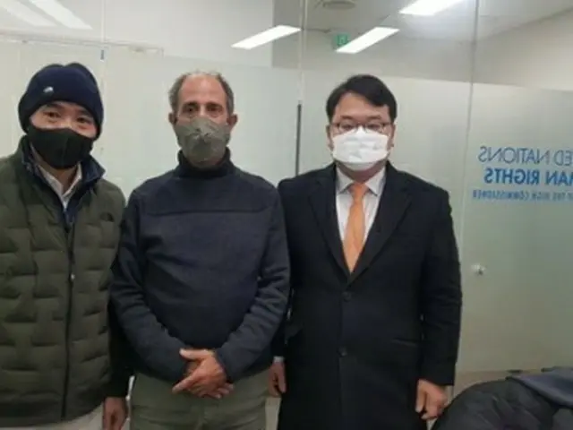 イ・レジンさん（左）とキンタナ氏（中央・資料写真）＝（聯合ニュース）