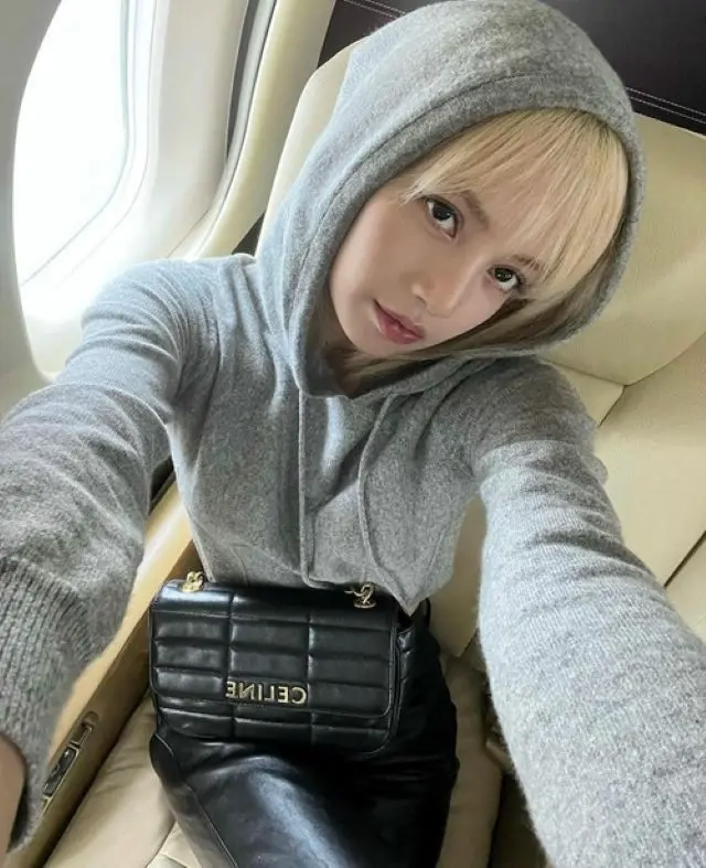 「BLACKPINK」のLISA、フランスで11字腹筋を披露…自身の名前が刻まれたブランドバックも公開（画像提供:wowkorea）