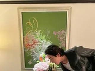 “夜景の中でも輝くオーラ”「BTS（防弾少年団）」のV、フランス・パリでの近況報告…「お久しぶりです」