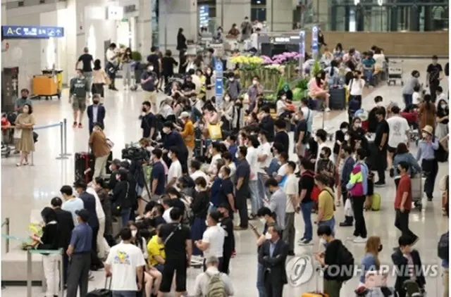 にぎわう仁川国際空港のロビー（資料写真）＝（聯合ニュース）