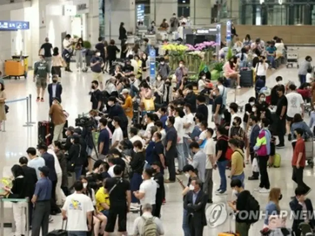 にぎわう仁川国際空港のロビー（資料写真）＝（聯合ニュース）