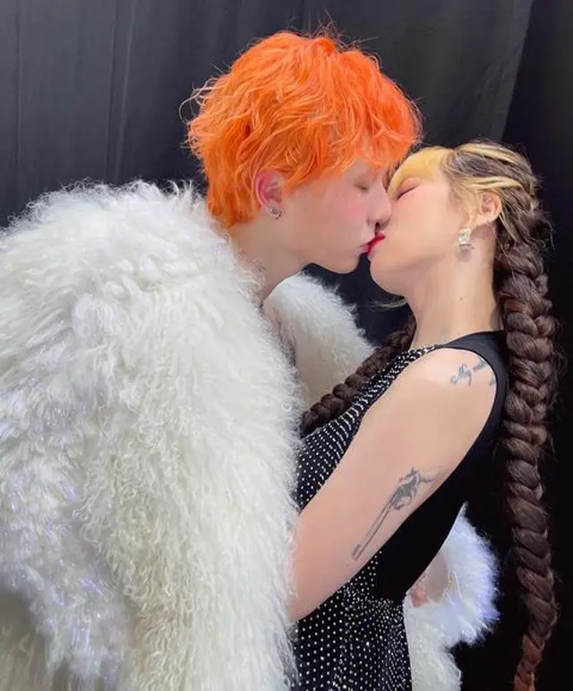 歌手ヒョナ＆DAWN（イドン）カップルがキス写真を公開した。（画像提供:wowkorea）
