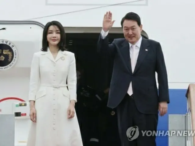 出発前に関係者らに手を振る尹大統領（右）＝２７日、城南（聯合ニュース）