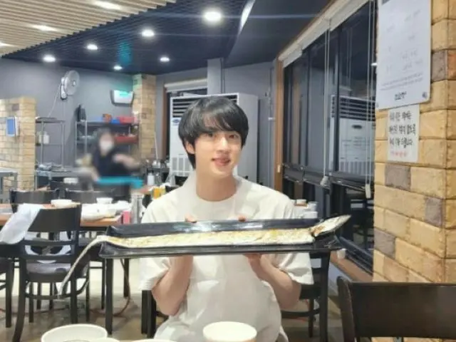 「BTS（防弾少年団）」のJIN、“友情タトゥー”の次は巨大な太刀魚とツーショット…済州島旅行中の近況報告（画像提供:wowkorea）