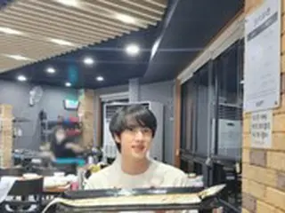 「BTS（防弾少年団）」のJIN、“友情タトゥー”の次は巨大な太刀魚とツーショット…済州島旅行中の近況報告