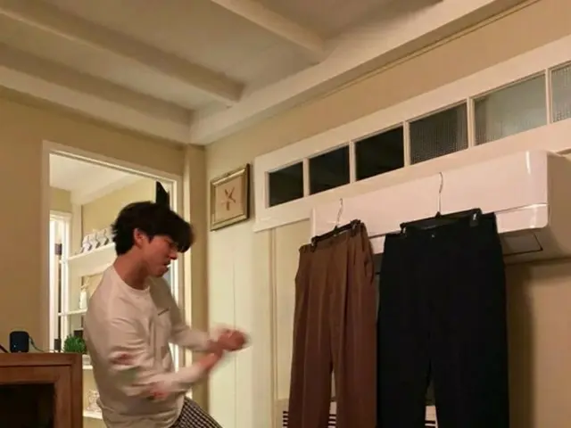 俳優コン・ユ、ハイテンションなダンス姿披露に…ペ・ドゥナ「ハッキングされました？」（画像提供:wowkorea）
