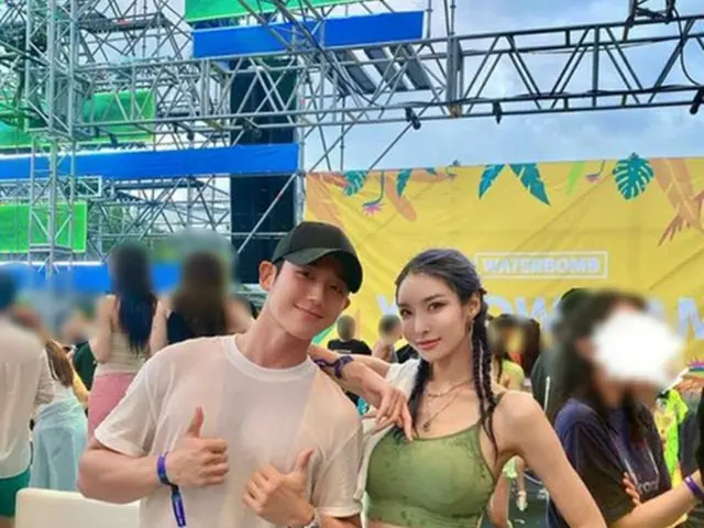 俳優チョン・ヘインもWATERBOMBに？…美しきモデルソン・カラムが2ショットを公開（画像提供:wowkorea）