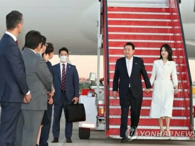 スペイン・マドリードの国際空港に到着した尹大統領夫妻=27日、マドリード(聯合ニュース)