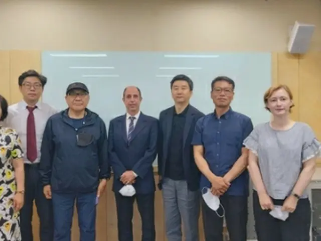 韓国を訪問中のキンタナ特別報告者（中央）が国内の関連団体の代表と面会した（転換期正義委員会ワーキンググループ提供）＝（聯合ニュース）≪転載・転用禁止≫