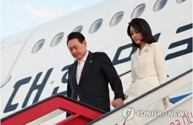 スペイン・マドリードのバラハス国際空港に到着した尹大統領夫妻＝２７日、マドリード（聯合ニュース）