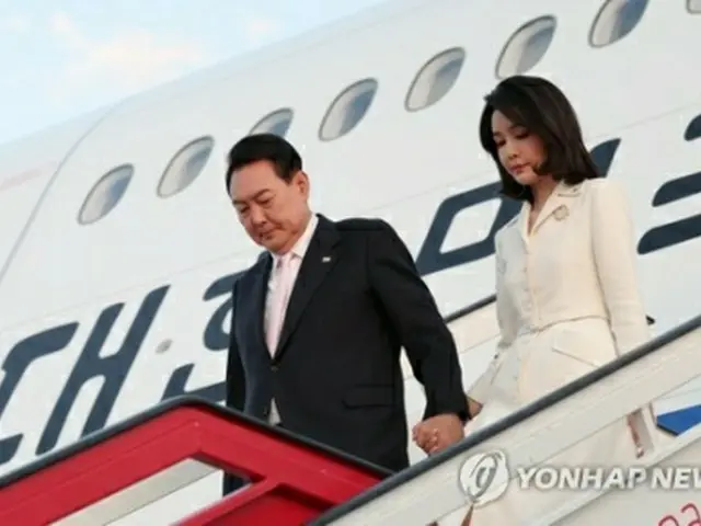 スペイン・マドリードのバラハス国際空港に到着した尹大統領夫妻＝２７日、マドリード（聯合ニュース）