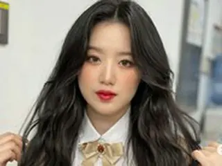 「(G)I-DLE」SHUHUA、「WATERBOMB」のステージ中に顔を水攻撃されて怒りをあらわに