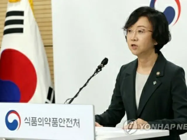 記者会見を行う呉裕耕（オ・ユギョン）食品医薬品安全処長＝２９日、清州（聯合ニュース）