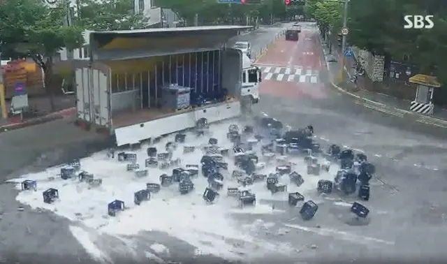 ビール瓶約2000本があふれ白い泡で覆われた道路、市民らの協力で30分できれいに＝韓国（画像提供:wowkorea）