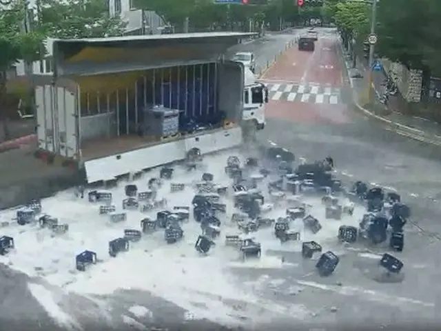 ビール瓶約2000本があふれ白い泡で覆われた道路、市民らの協力で30分できれいに＝韓国（画像提供:wowkorea）