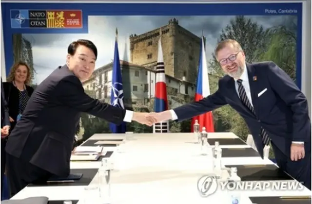 握手を交わす尹大統領とフィアラ首相＝３０日、マドリード（聯合ニュース）