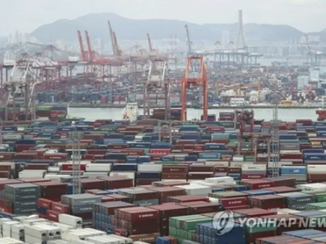 コンテナが並ぶ釜山港（資料写真）＝（聯合ニュース）
