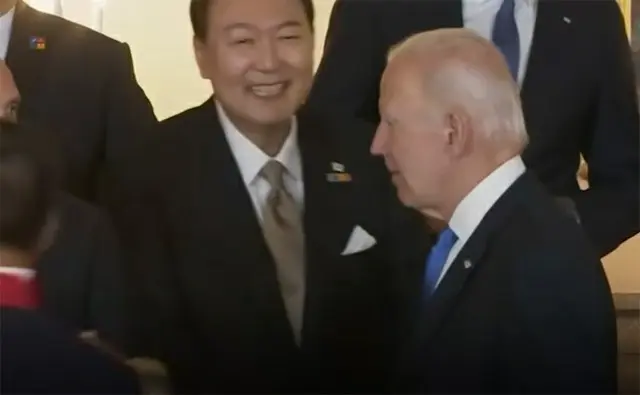 尹＆バイデン大統領の「ノールック握手」、米媒体も紹介…「首脳陣の意思疎通における論議はよくあること」（画像提供:wowkorea）