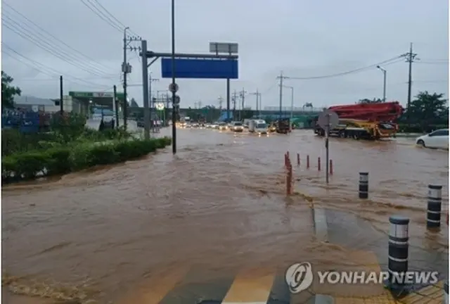 30日午前に京畿道南部では1時間当たり最大50ミリ超の非常に激しい雨を観測した。冠水した交差点（京畿消防災難本部提供）＝（聯合ニュース）≪転載・転用禁止≫