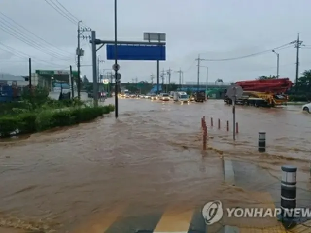 30日午前に京畿道南部では1時間当たり最大50ミリ超の非常に激しい雨を観測した。冠水した交差点（京畿消防災難本部提供）＝（聯合ニュース）≪転載・転用禁止≫