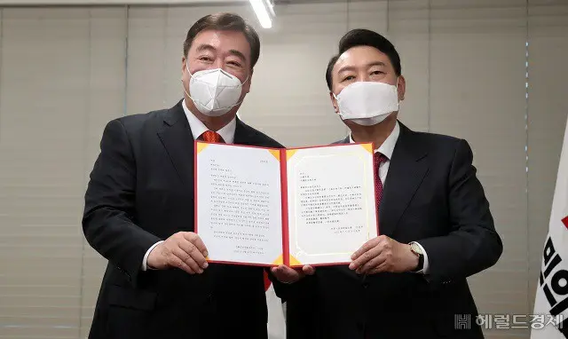 韓国の尹錫悦大統領がことし3月、邢海明（シン・ハイミン） 駐韓中国大使から習近平中国国家主席の祝賀書簡を受け取り、記念撮影をしている様子（画像提供:wowkorea）