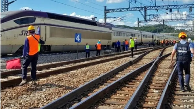 脱線事故の現場（大田消防本部提供）＝（聯合ニュース）≪転載・転用禁止≫