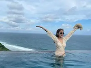 女優ユン・ジニ、バリ島で余裕ある時間を満喫…水着姿で完璧プロポーション披露