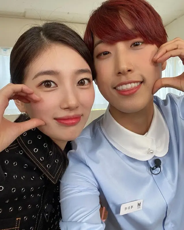 女優スジ、タレントのジェジェと仲良く自撮り写真（画像提供:wowkorea）
