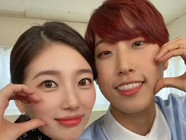女優スジ、タレントのジェジェと仲良く自撮り写真（画像提供:wowkorea）