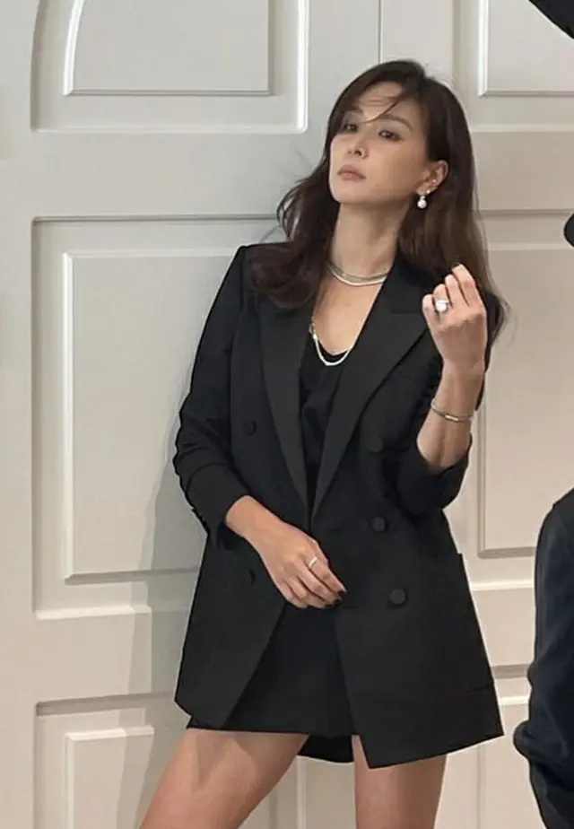 女優コ・ソヨン、超ミニとデコルテ露出ドレスでセクシー+魅惑美を完成？…足元でリアルな反転魅力（画像提供:wowkorea）