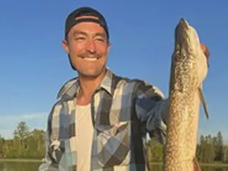 俳優ダニエル・ヘニー、大型魚釣った！…次はヒョンビンと？