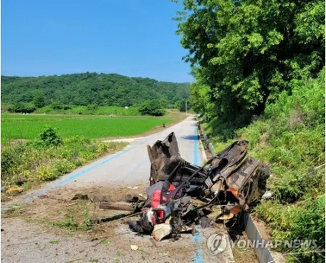 爆発で大破した掘削機（読者提供）＝（聯合ニュース）≪転載・転用禁止≫