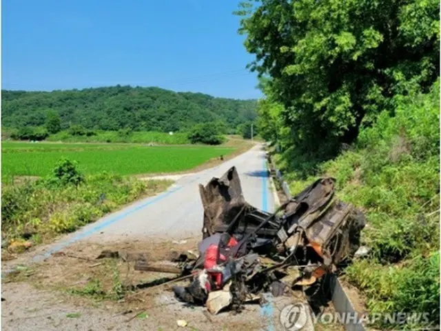 爆発で大破した掘削機（読者提供）＝（聯合ニュース）≪転載・転用禁止≫