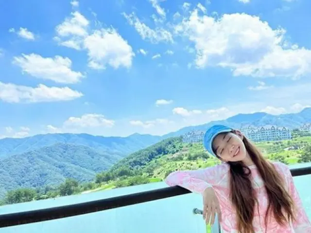 女優パク・ミニョン、青い空の下で爽やかな女神…遠くから見ても芸能人のオーラ（画像提供:wowkorea）