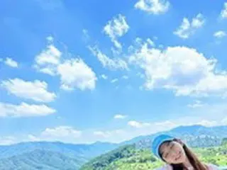 女優パク・ミニョン、青い空の下で爽やかな女神…遠くから見ても芸能人のオーラ