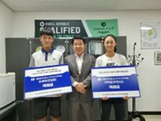 韓国ジュニアテニス選手育成後援会、チョ・セヒョクとイ・ハウムに激励金伝達