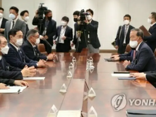経団連の十倉会長らと面会する尹大統領（右、大統領室通信写真記者団）＝4日、ソウル（聯合ニュース）