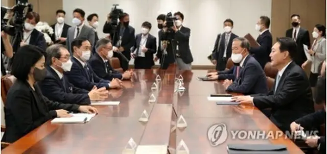 経団連の十倉会長らと面会する尹大統領（右、大統領室通信写真記者団）＝４日、ソウル（聯合ニュース）