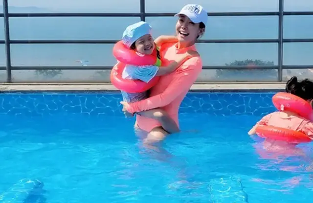 女優ソ・ユジン、夫ペク・ジョンウォンにそっくりな娘と夏を楽しむ…水着姿で完璧なスタイルも披露（画像提供:wowkorea）