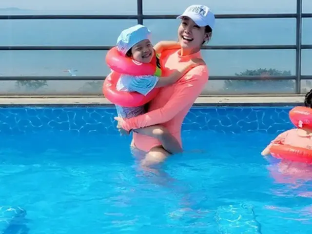 女優ソ・ユジン、夫ペク・ジョンウォンにそっくりな娘と夏を楽しむ…水着姿で完璧なスタイルも披露（画像提供:wowkorea）