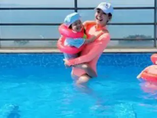 女優ソ・ユジン、夫ペク・ジョンウォンにそっくりな娘と夏を楽しむ…水着姿で完璧なスタイルも披露