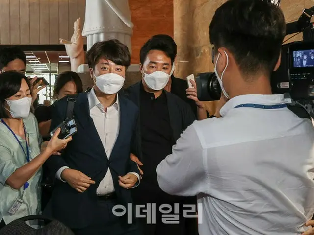 ”性接待疑惑”の倫理委員会控える韓国与党「国民の力」李俊錫代表、無言のまま取材陣の前へ（画像提供:wowkorea）