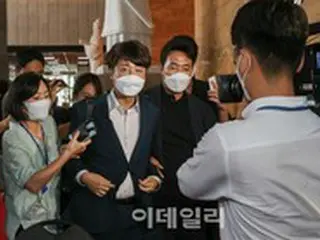 ”性接待疑惑”の倫理委員会控える韓国与党「国民の力」李俊錫代表、無言のまま取材陣の前へ