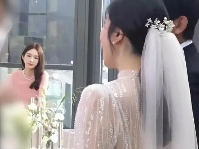 「DAVICHI」カン・ミンギョン、結婚したイ・ヘリを切なそうに見つめる？…「ユーモアということで…」（画像提供:wowkorea）