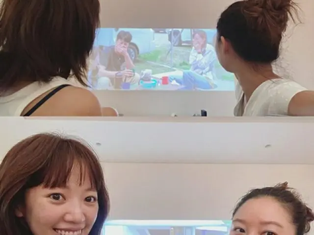 ”10歳年下ケビン・オーと熱愛中”コン・ヒョジン、すっぴんをいきなり公開…誰と映画を見たのかと思ったら？（画像提供:wowkorea）