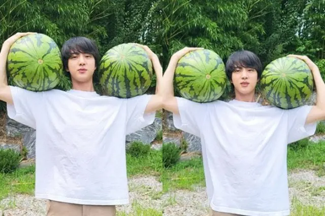 「BTS」 JIN、大きなスイカで夏の清涼美（画像提供:wowkorea）