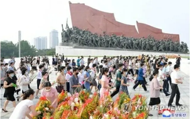 北朝鮮の金日成主席の死去から27年を迎えた2021年7月8日、金主席、金正日（キム・ジョンイル）総書記の銅像を参拝する平壌市民＝（朝鮮中央通信＝聯合ニュース）≪転載・転用禁止≫