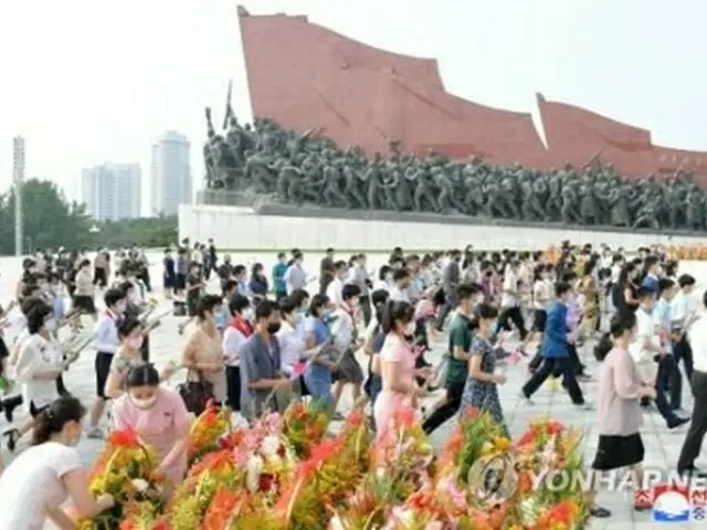 北朝鮮の金日成主席の死去から27年を迎えた2021年7月8日、金主席、金正日（キム・ジョンイル）総書記の銅像を参拝する平壌市民＝（朝鮮中央通信＝聯合ニュース）≪転載・転用禁止≫