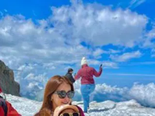 ”スイス広報大使”の女優イ・シヨン、初夏に「雪山チューブ滑り」体験